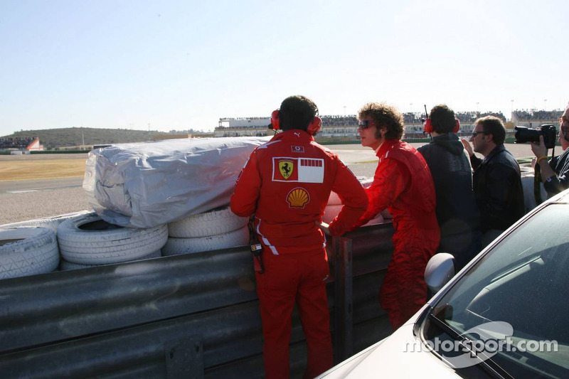 Valentino Rossi menonton aksi tes di Valencia pada 2006