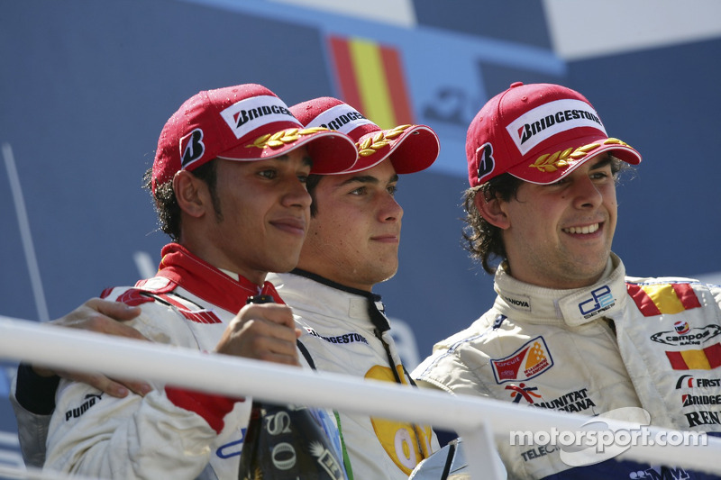 Nelsinho Piquet comemora com Lewis Hamilton e Adrian Valles