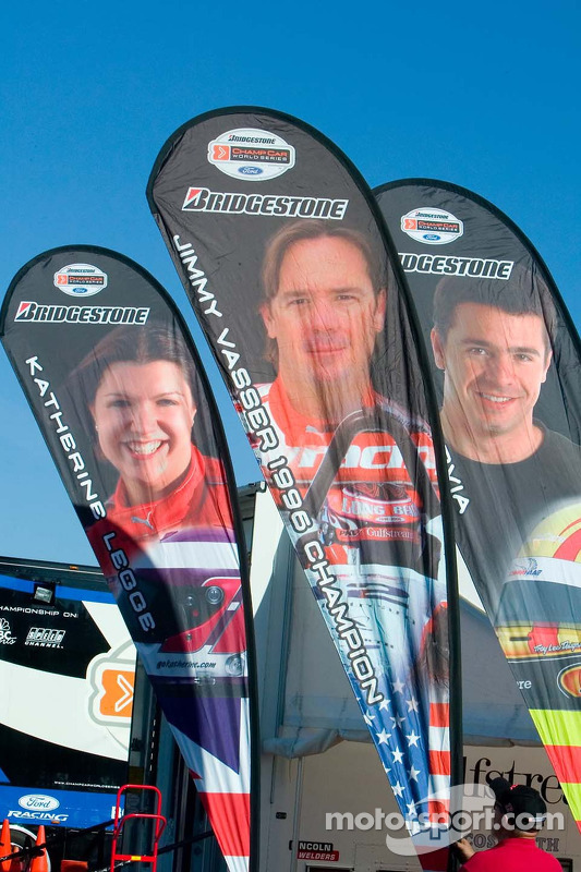 Bannières pour les pilotes PKV Katherine Legge, Jimmy Vasser et Oriol Servia