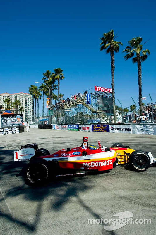 Le vainqueur de la course Sébastien Bourdais salue la foule
