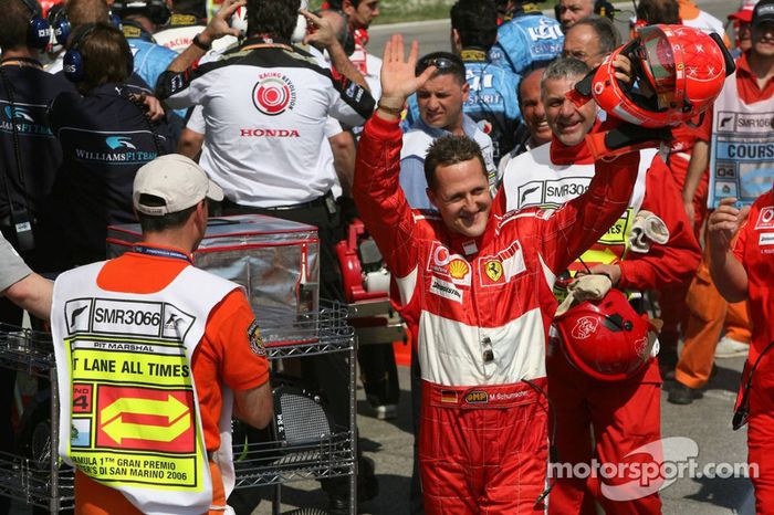 Ganador de la pole Michael Schumacher celebra