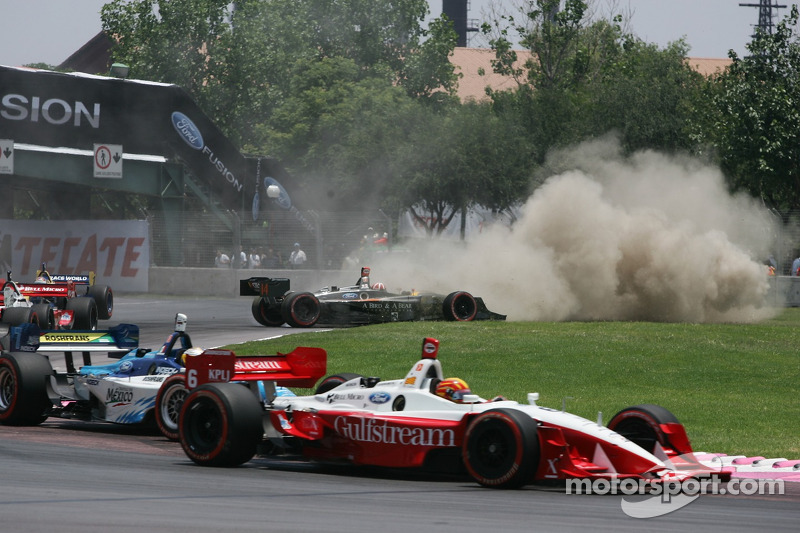 La course commence au virage 1, contact entre Dan Clarke et Nelson Philippe