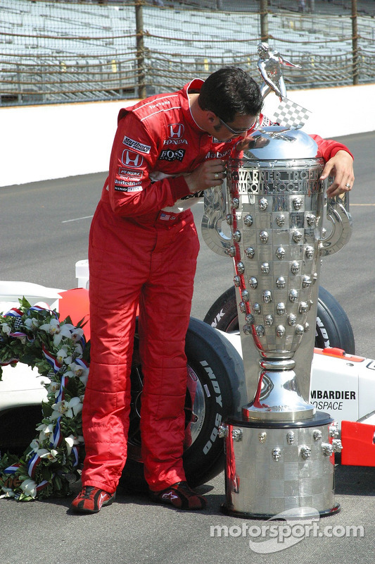 Sam Hornish Jr. Embrasse le trophée Borg Warner