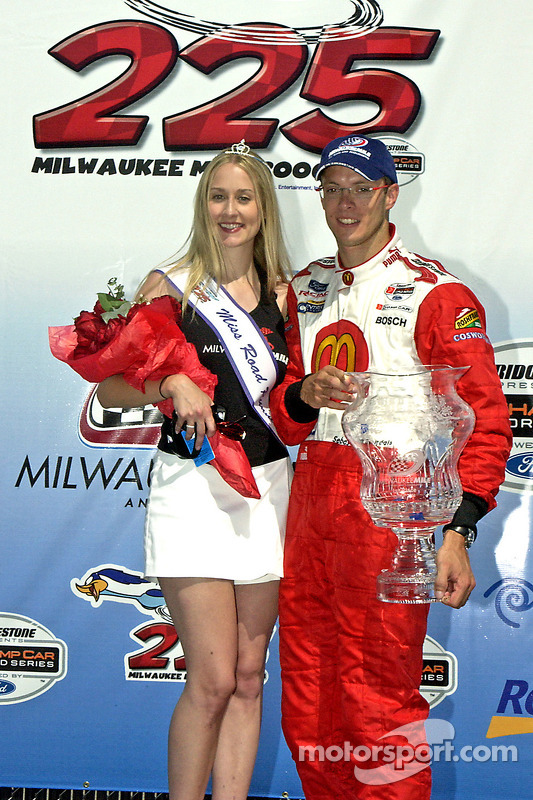 Podium: le vainqueur de la course Sébastien Bourdais pose avec Miss Milwaukee Mile