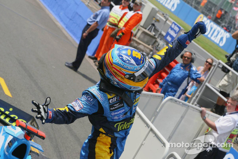 Fernando Alonso celebrates