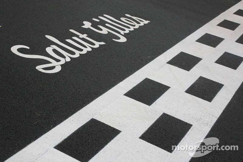 Eerbetoon aan Gilles Villeneuve op start start/finish