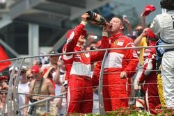 Podio: ganador de la carrera Michael Schumacher, segundo lugar Felipe Massa y Ross Brawn