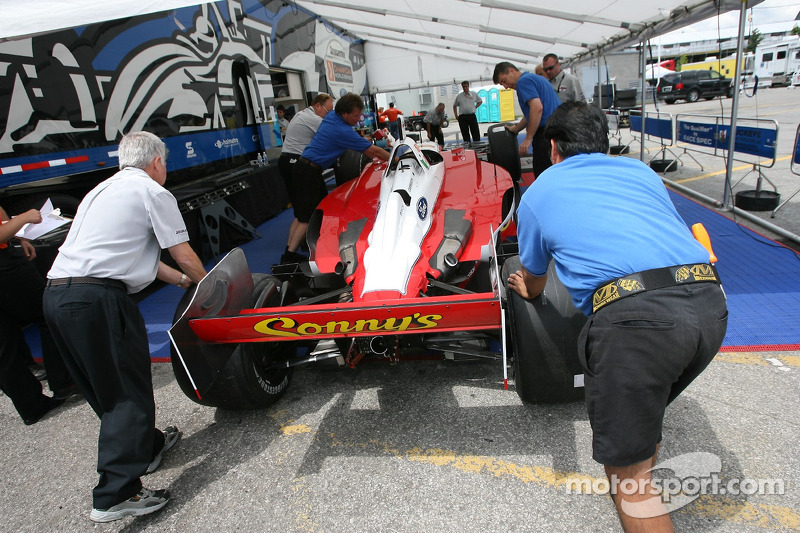 La voiture de Dale Coyne Racing à l'inspection technique