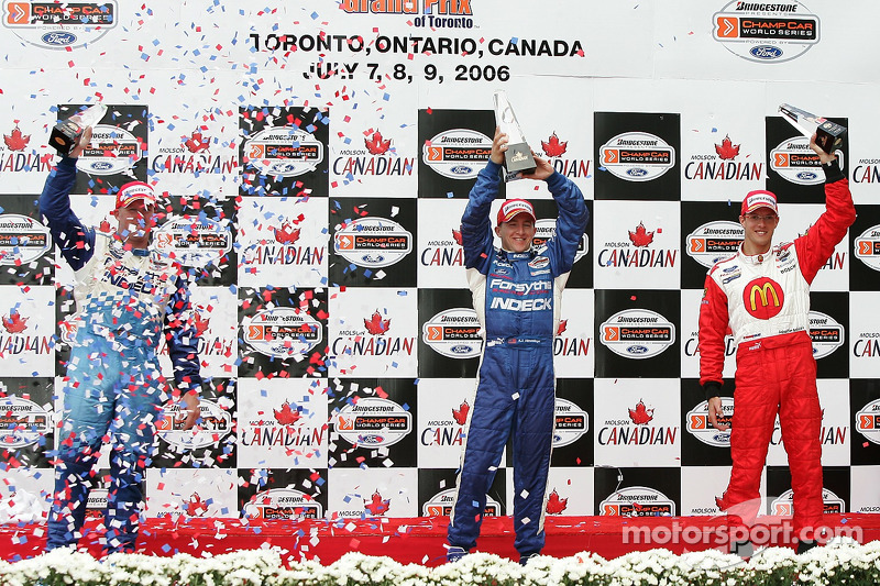 Podium: le vainqueur de la course A.J. Allmendinger avec Paul Tracy et Sébastien Bourdais