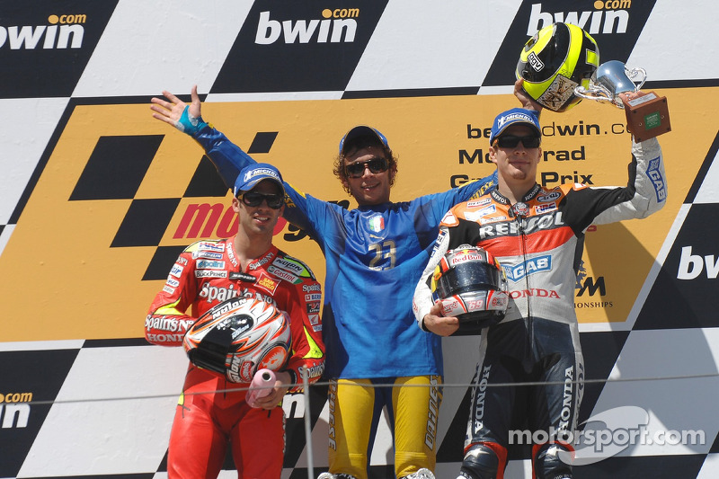 Podio: ganador de la carrera Valentino Rossi con Nicky Hayden y Marco Melandri