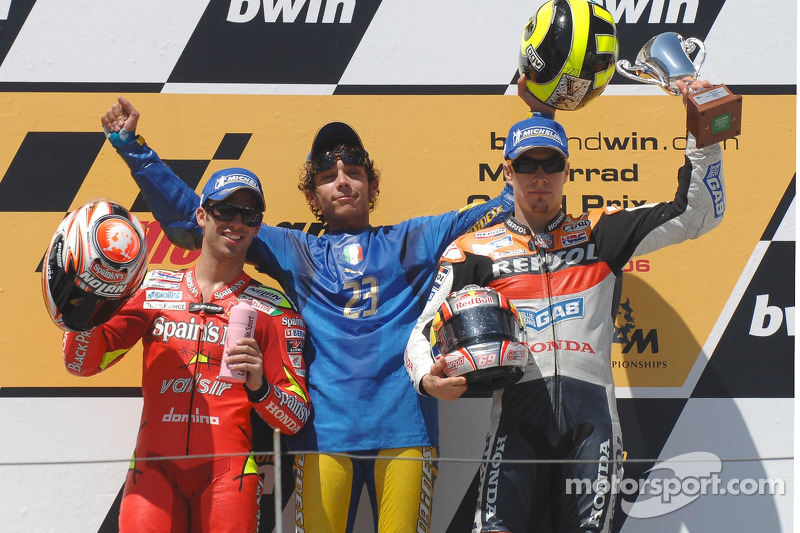 Podio: ganador de la carrera Valentino Rossi con Nicky Hayden y Marco Melandri