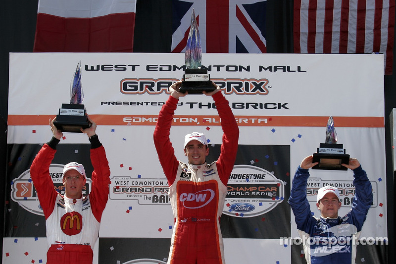 Podium: le vainqueur de la course Justin Wilson avec Sébastien Bourdais et A.J. Allmendinger