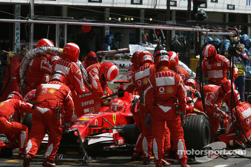 Parada de pits para Michael Schumacher