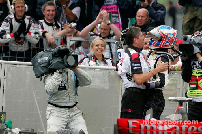 Ganador de la carrera Jenson Button celebra con Nick Fry