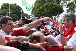 Maurizio Arrivabene, Ferrari equipo principal en firma de autógrafos con fans