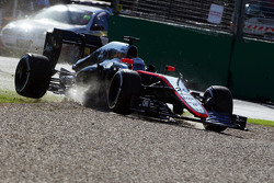 Kevin Magnussen, McLaren MP4-30 si blocca