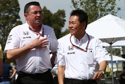 Гоночный директор McLaren Эрик Булье и руководитель Honda Motorsport Ясухиса Араи