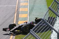 El comienzo: Problema para Pastor Maldonado, Lotus F1 Team