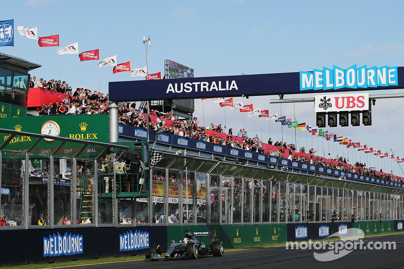 1. Lewis Hamilton, Mercedes AMG F1 W06, sieht am Ende des Rennens die Zielflagge