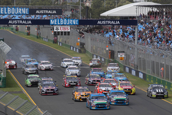 Inicio: Mark Winterbottom, Prodrive Racing Australia Ford al frente de Marcos Ambrose