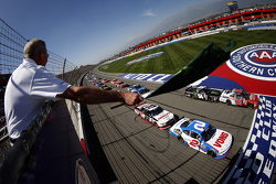 Start: Erik Jones, Joe Gibbs Racing Toyota leads