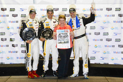 Los ganadores de la carrera #5 Action Express Racing Corvette DP: Joao Barbosa, Sébastien Bourdais,