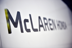 Логотип McLaren Honda