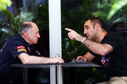 (De izquierda a derecha): Franz Tost, Scuderia Toro Rosso director del equipo con Cyril Abiteboul, R