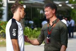 (De izquierda a derecha): Jenson Button, de McLaren con David Coulthard, de Red Bull Racing y Scuder