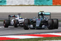 Nico Rosberg, Mercedes AMG F1 W06 devance Felipe Massa, Williams FW37