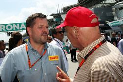 Paul Hembery, director de Pirelli Motorsport con Niki Lauda, ​​Mercedes presidente no ejecutivo en la parrilla