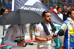 Lewis Hamilton, Mercedes AMG F1, und Fernando Alonso, McLaren, bei der Nationalhymne in der Startaufstellung