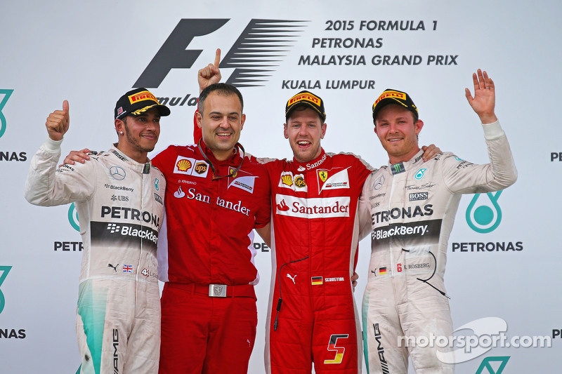 Podium : le vainqueur Sebastian Vettel, Ferrari, le deuxième Lewis Hamilton, Mercedes AMG F1, le troisième Nico Rosberg, Mercedes AMG F1, et Diego Ioverno, directeur des opérations de chez Ferrari 