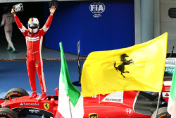 Le vainqueur Sebastian Vettel, Ferrari fête sa victoire dans le Parc Fermé