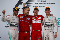 Победитель гонки - Себастьян Феттель, Ferrari, второе место - Льюис Хэмилтон, Mercedes AMG F1, треть