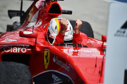 Ganador de la Carrera Sebastian Vettel, Ferrari SF15-T celebra en parc ferme