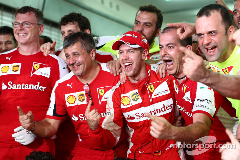 Juara balapan Sebastian Vettel, Ferrari merayakan bersama the team