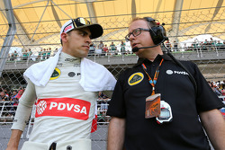 Пастор Мальдонадо Lotus F1 Team и Марк Слэйд, гоночный инжинер Lotus F1 Team