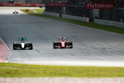 Lewis Hamilton, Mercedes AMG F1 W06, en Sebastian Vettel, Ferrari SF15-T, strijden om de leiding in