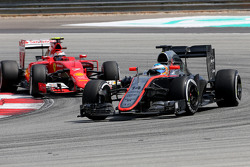Fernando Alonso, McLaren Honda y Kimi Raikkonen, Scuderia Ferrari