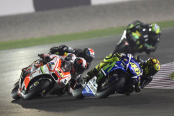Валентино Росси Yamaha Factory Racing и Йонни Эрнандес Pramac Racing