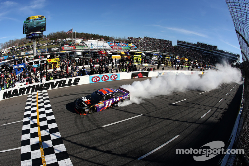 Juara balapan Denny Hamlin, Joe Gibbs Racing Toyota merayakans