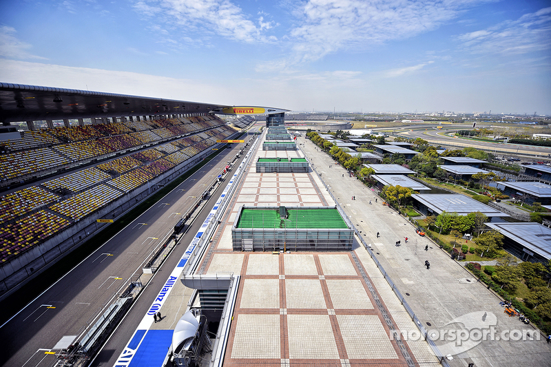 Pandangan udara dari garis start / finis straight dan paddock