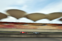 Sebastian Vettel, Ferrari SF15-T est dépassé par Nico Rosberg, Mercedes AMG F1 W06