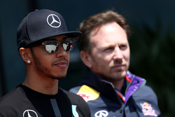 Льюис Хэмилтон, Mercedes AMG F1 Team и Кристиан Хорнер, спортивный директор Red Bull Racing