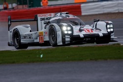 #17 Porsche Team Porsche 919 Hybrid: Timo Bernhard, Mark Webber, Brendon Hartley