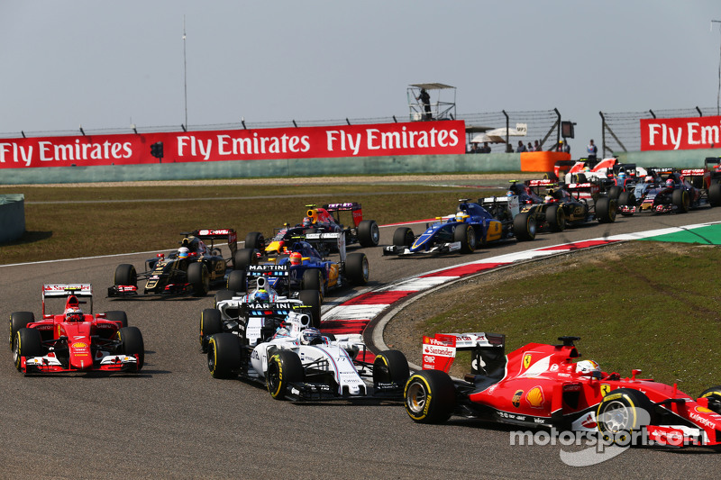 Sebastian Vettel, Ferrari SF15-T memimpin Valtteri Bottas, Williams FW37 di start of the race