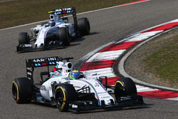 Фелипе Масса, Williams FW37 едет впереди напарника по команде Валттери Боттасом, Williams FW37