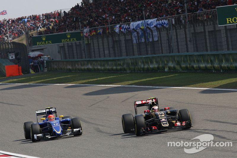 Pastor Maldonado, Lotus F1 E23 al frente de Felipe Nasr, Sauber C34