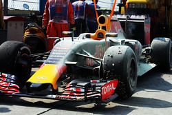 Daniil Kvyat, Red Bull Racing RB11 se retiró de la carrera con un motor de roto